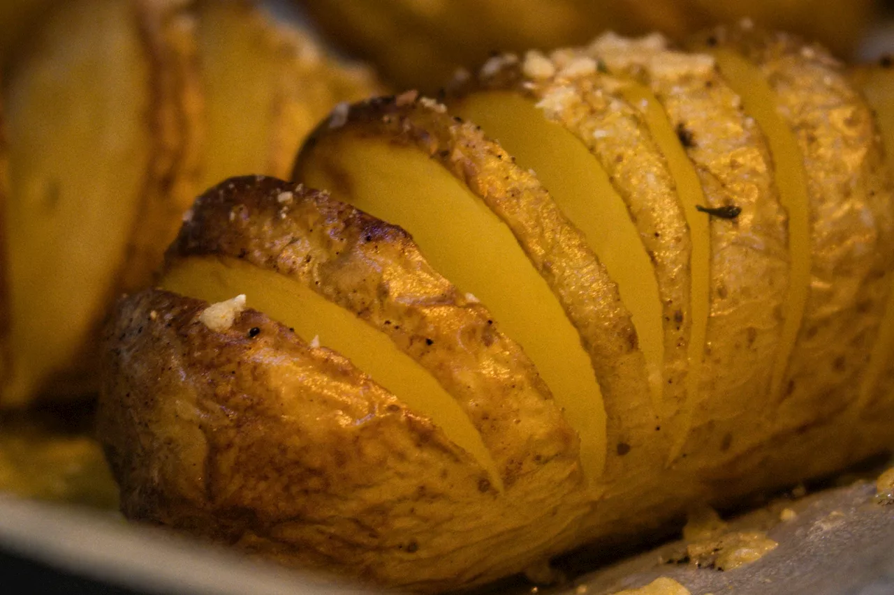 Cyril Lignac présente sa recette de mille-feuille de pommes de terre, lard et comté