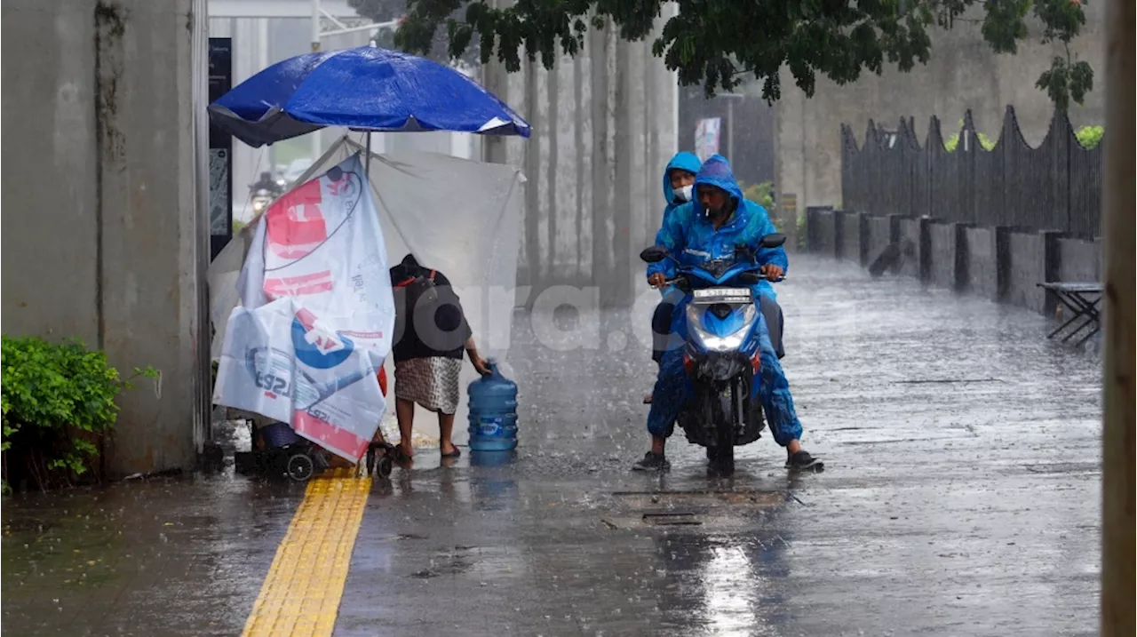 Jangan Biarkan Hujan Halangi Perjalanan: Ini Cara Cerdas Berkendara Motor di Musim Penghujan