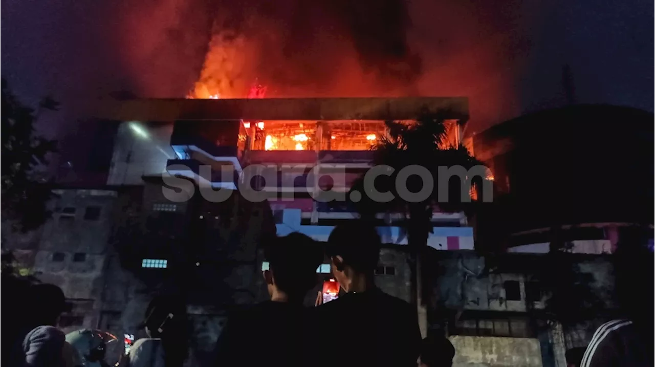 Kebakaran Glodok Plaza: Tantangan Evakuasi Korban Akibat Struktur Bangunan yang Rusak