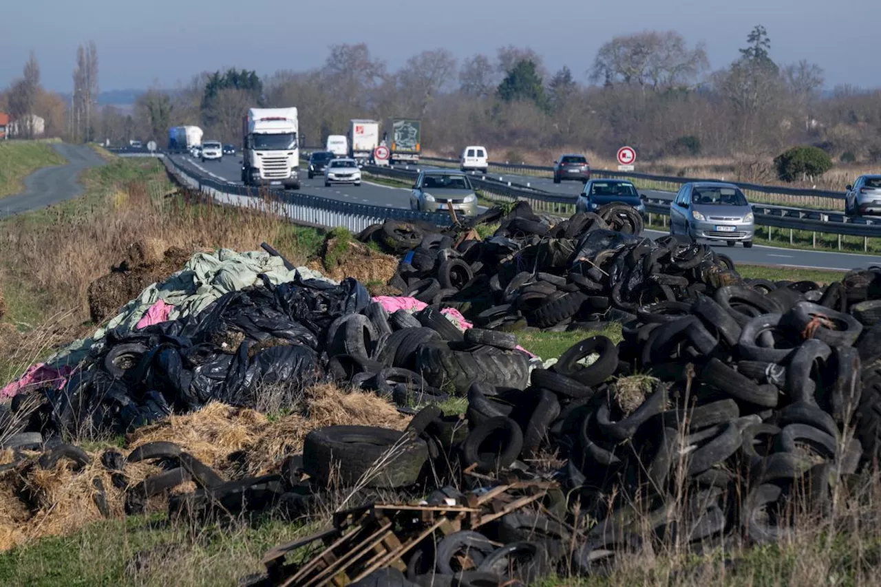 Charente-Maritime : qui doit retirer les déchets laissés par les agriculteurs en colère sur le bord de la RD 137 ?