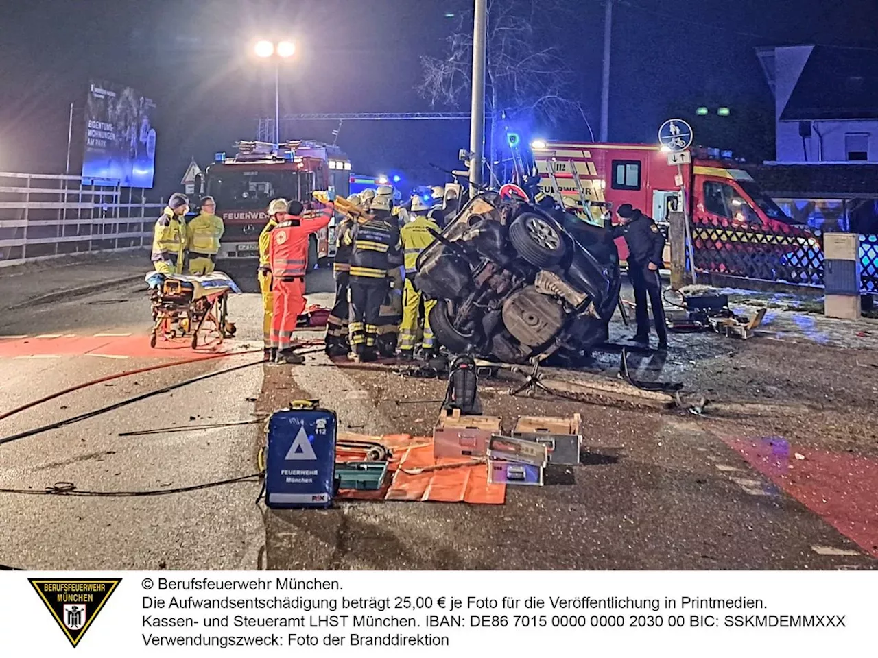 München-Feldmoching: BMW-Fahrer flüchtet vor Polizeikontrolle und rast gegen Ampel