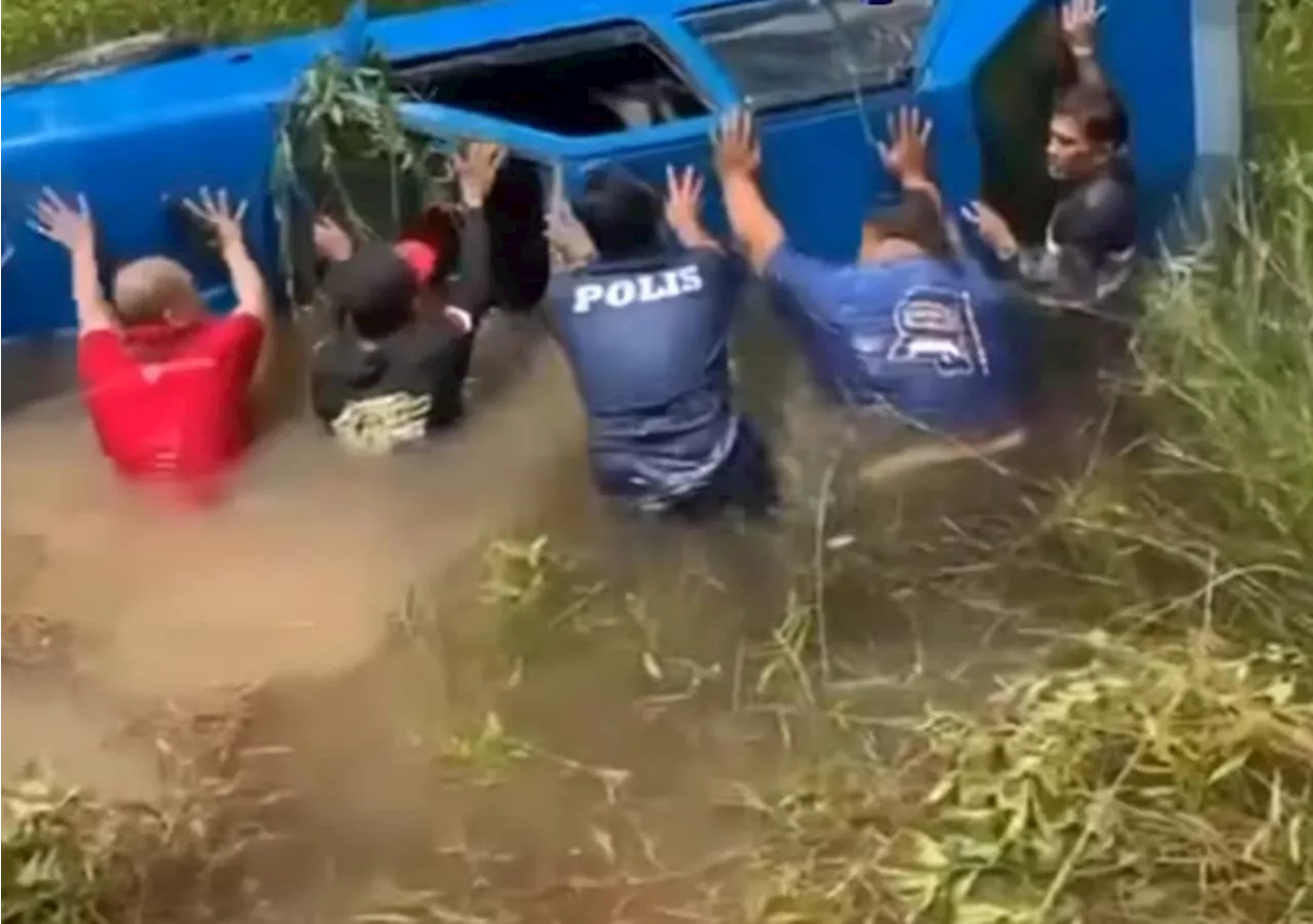 Man Dies After Car Plunges into Ditch in Muar