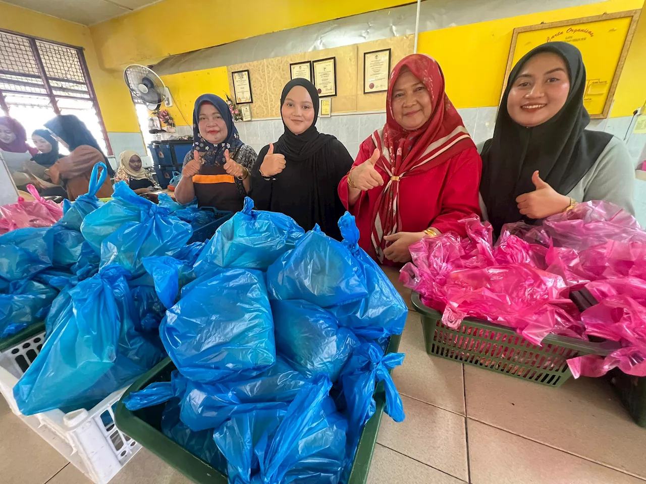 School Canteen Owner Treats Students and Staff to 1,000 Free Rice Packs