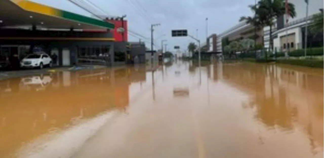 Fortes chuvas em Santa Catarina causam morte e desabrigados