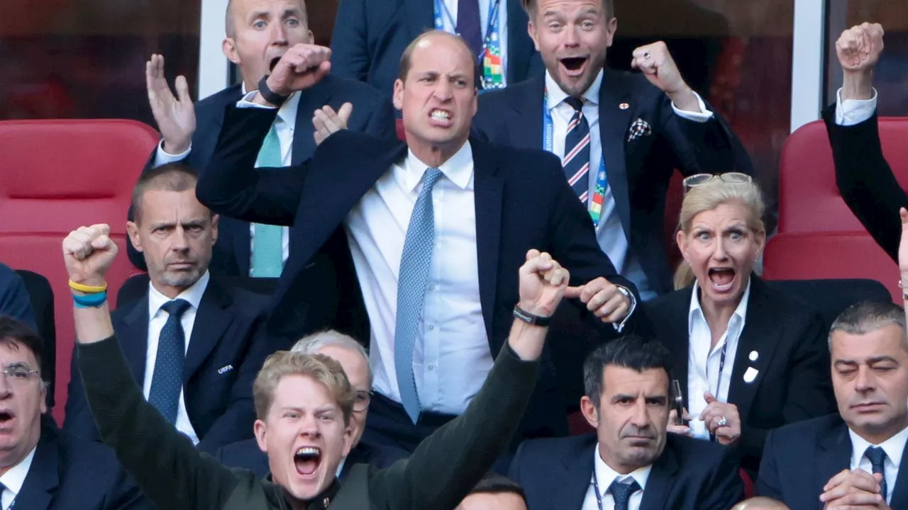 Prince William Célébre la Victoire d'Aston Villa avec les Fans au Wetherspoons