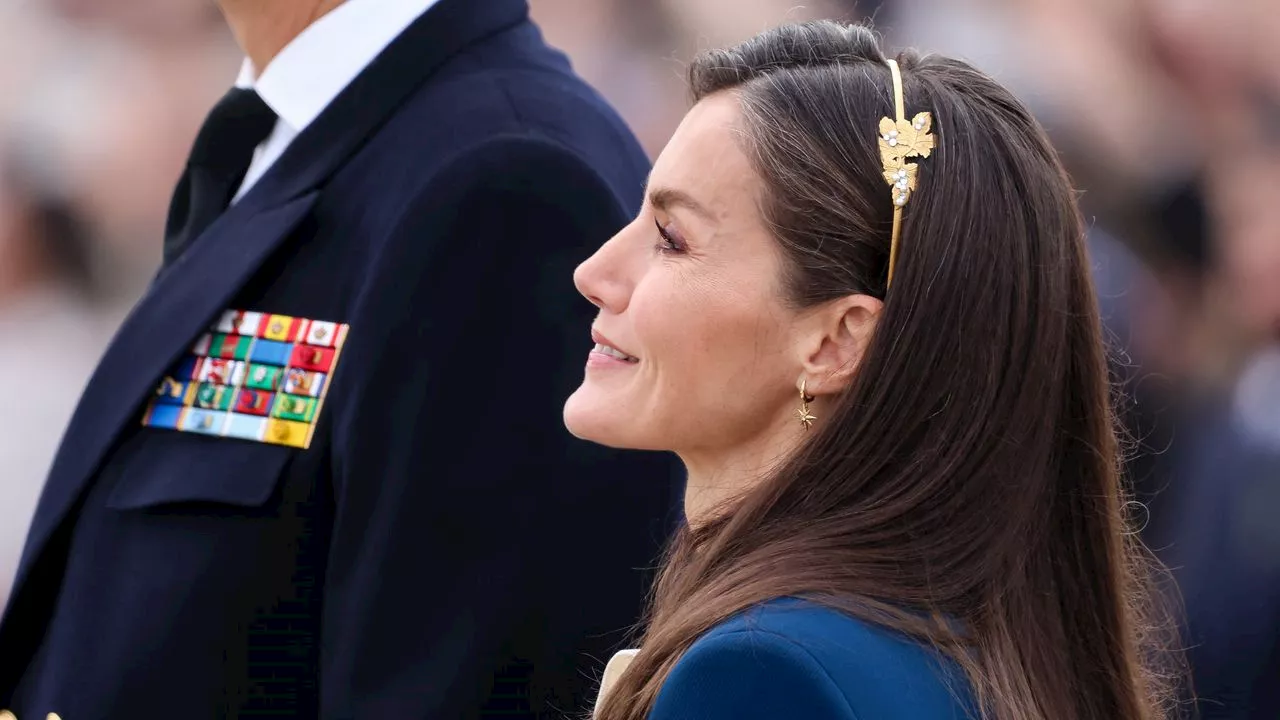 Letizia di Spagna sceglie l'accessorio simbolo della famiglia: il cerchietto dorato indossato da Sofia