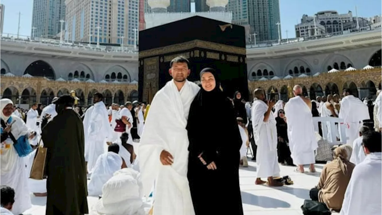 Atiqah dan Rio Melaksanakan Ibadah Umrah