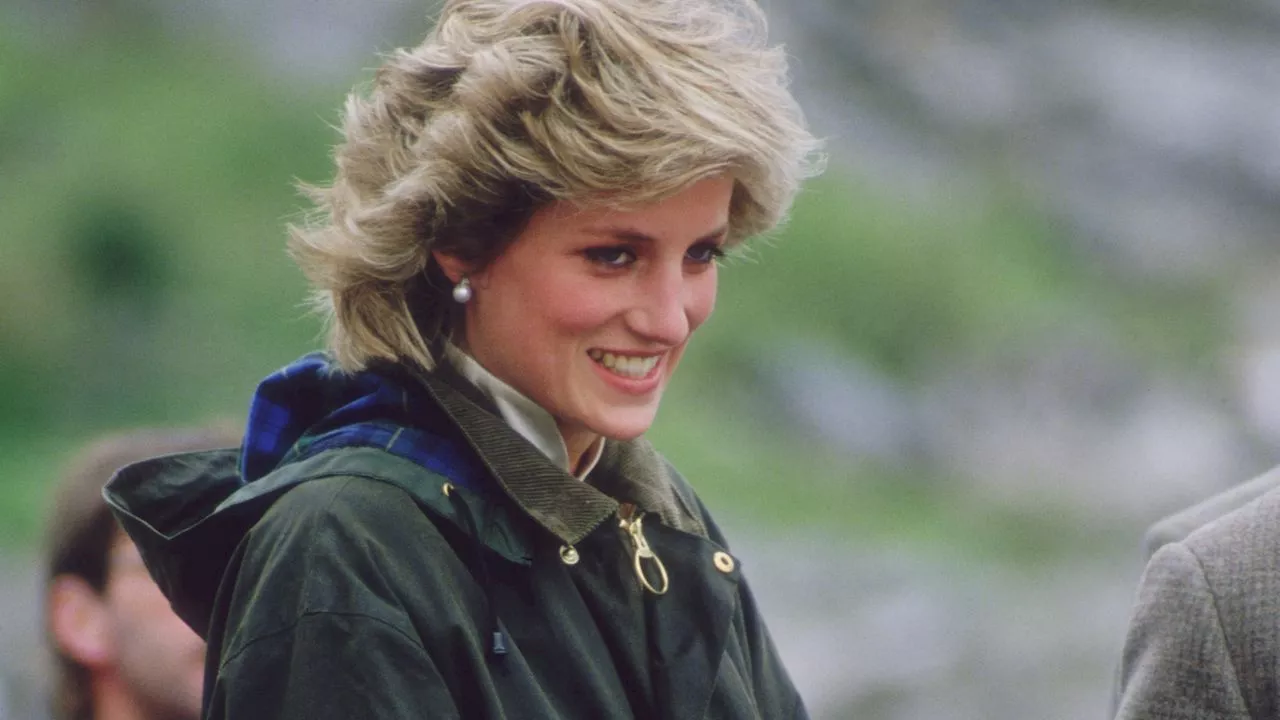 Dieser Mantel, den Prinzessin Diana schon in den 80er-Jahren trug, liegt jetzt wieder im Trend