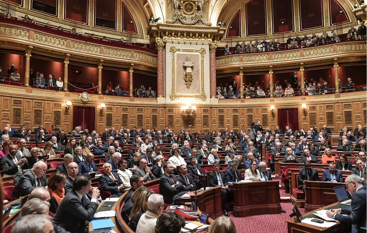 Le gouvernement renonce aux suppressions de postes d'enseignants, suscitant la colère de la droite