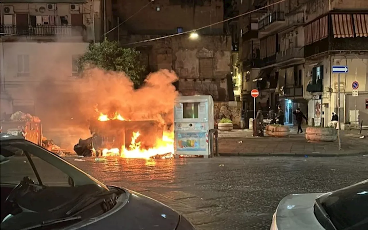 Guerriglia urbana a Napoli per il cippo di Sant'Antonio