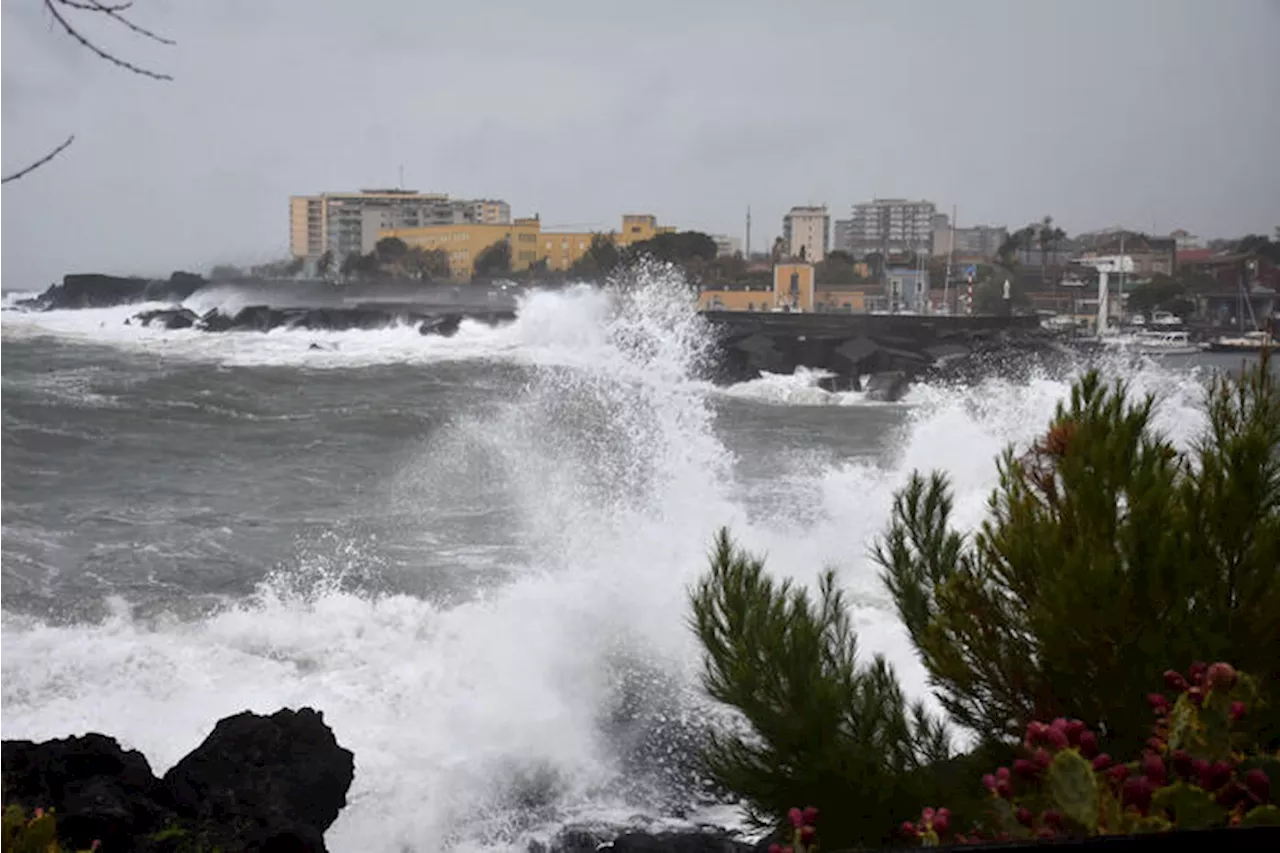 Maltempo Sicilia e Calabria: centinaia di interventi dei vigili del fuoco