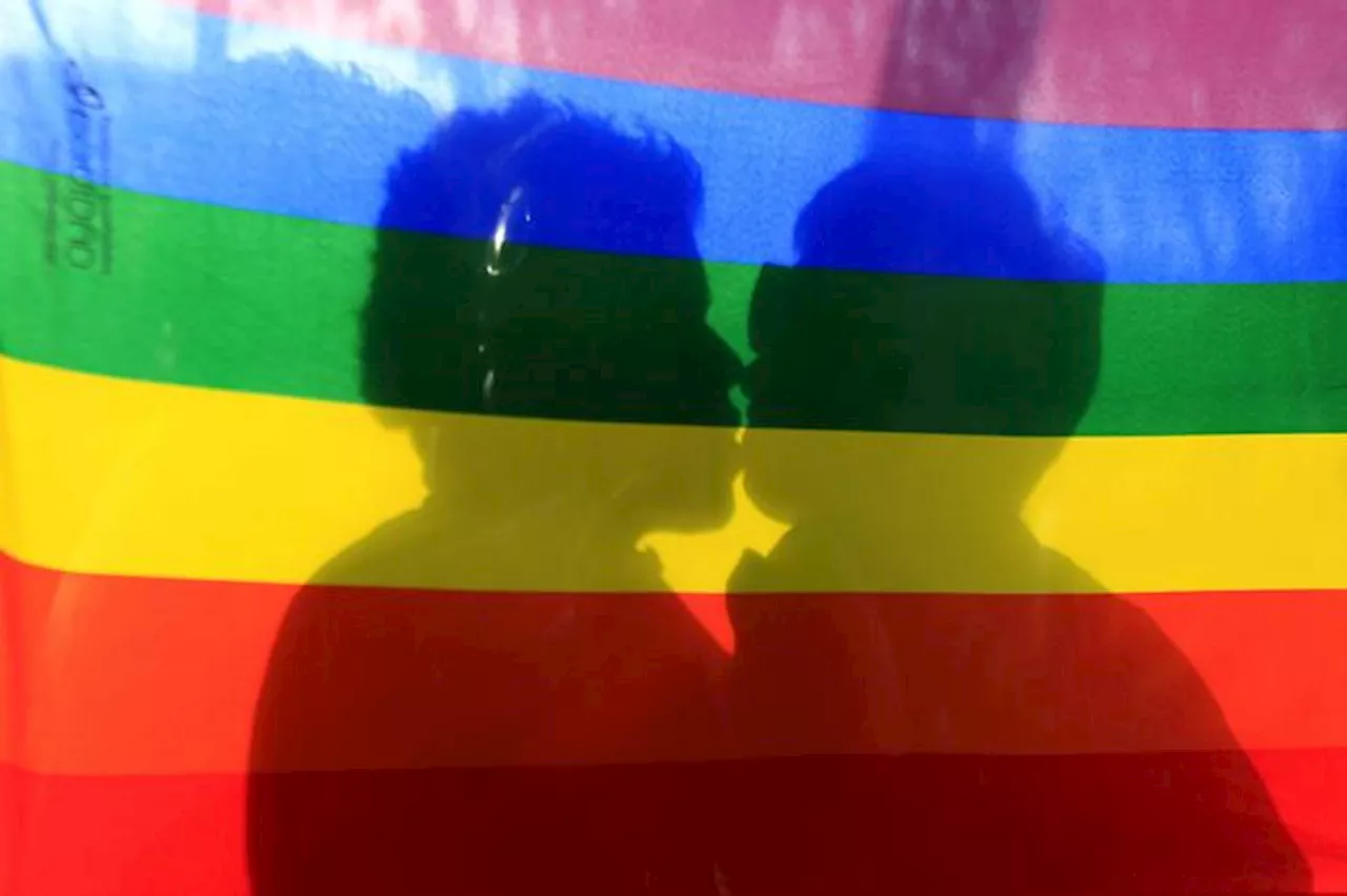 Padre arrestato per maltrattamenti verso figlio gay