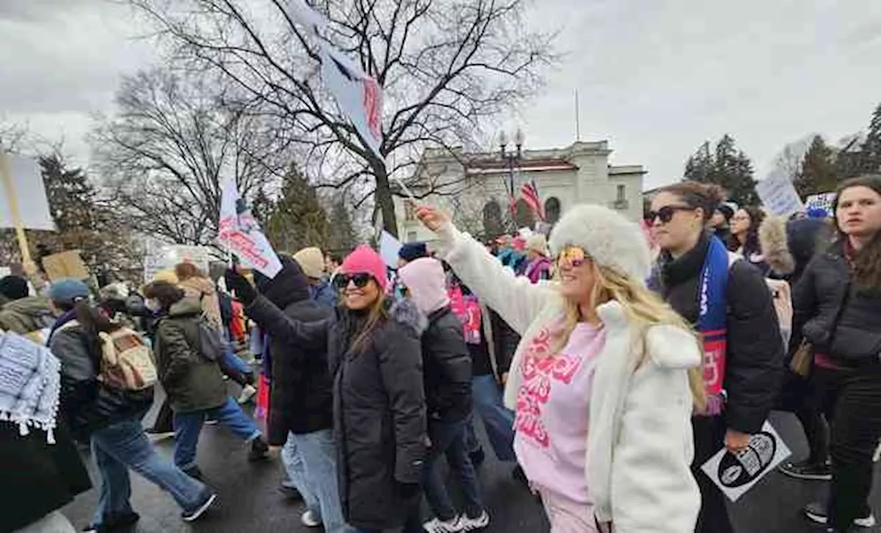 En Estados Unidos miles marchan en protesta contra llegada de Trump