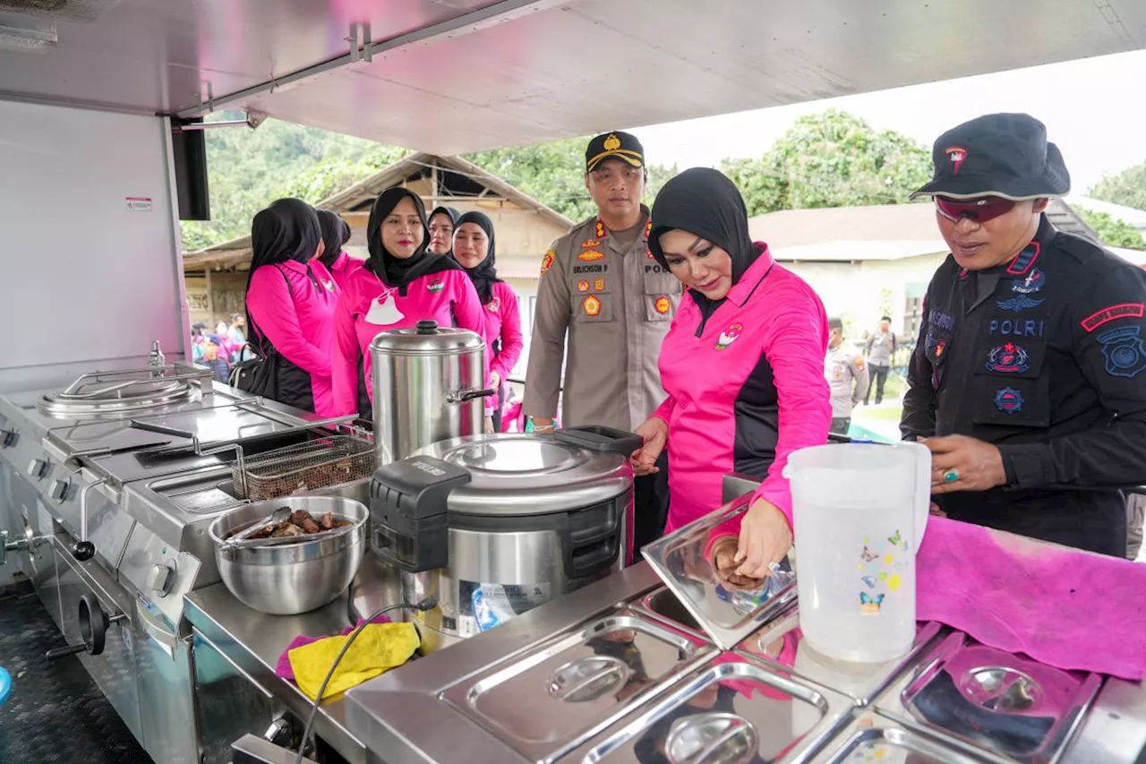 Bhayangkari Malut cek kesiapan dapur umum penuhi kebutuhan pengungsi