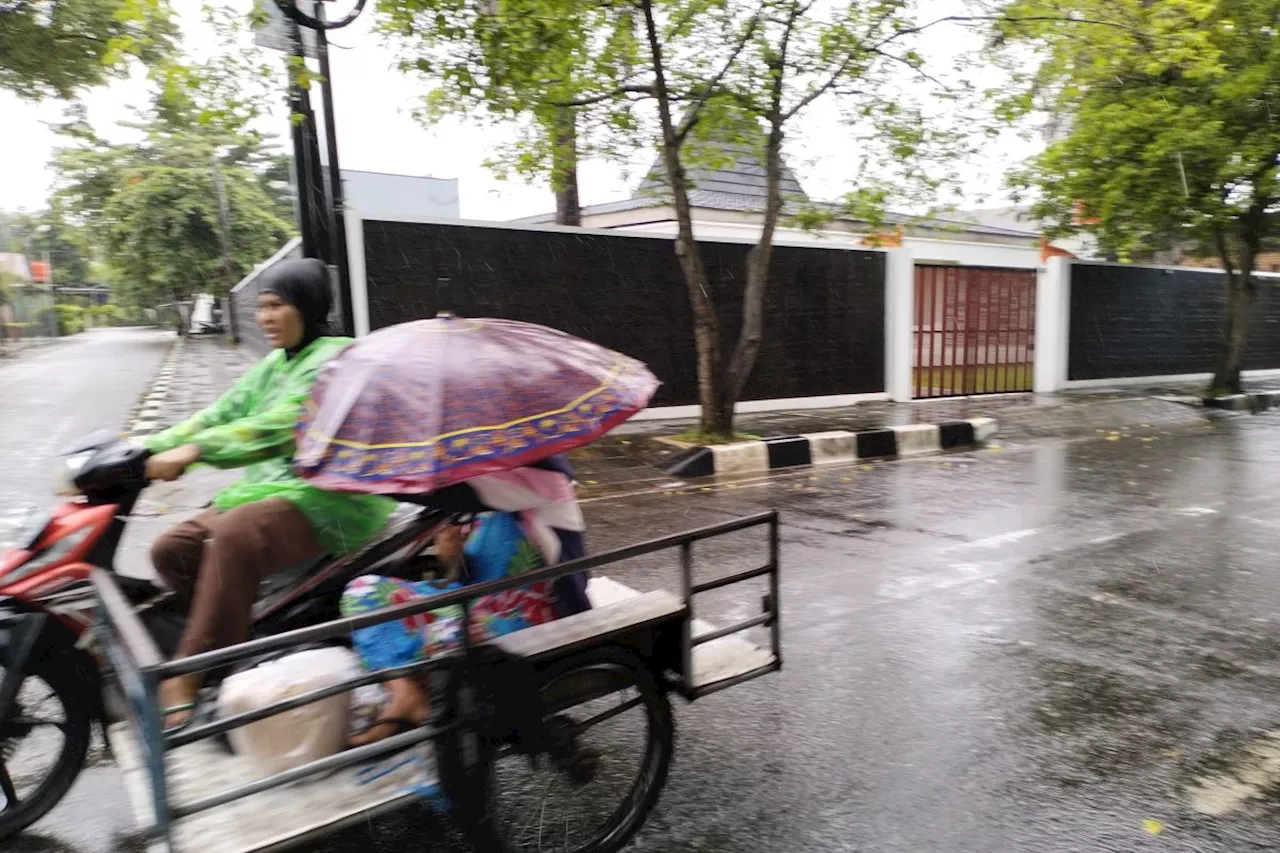 BMKG prakirakan sebagian besar Indonesia diguyur hujan pada Minggu