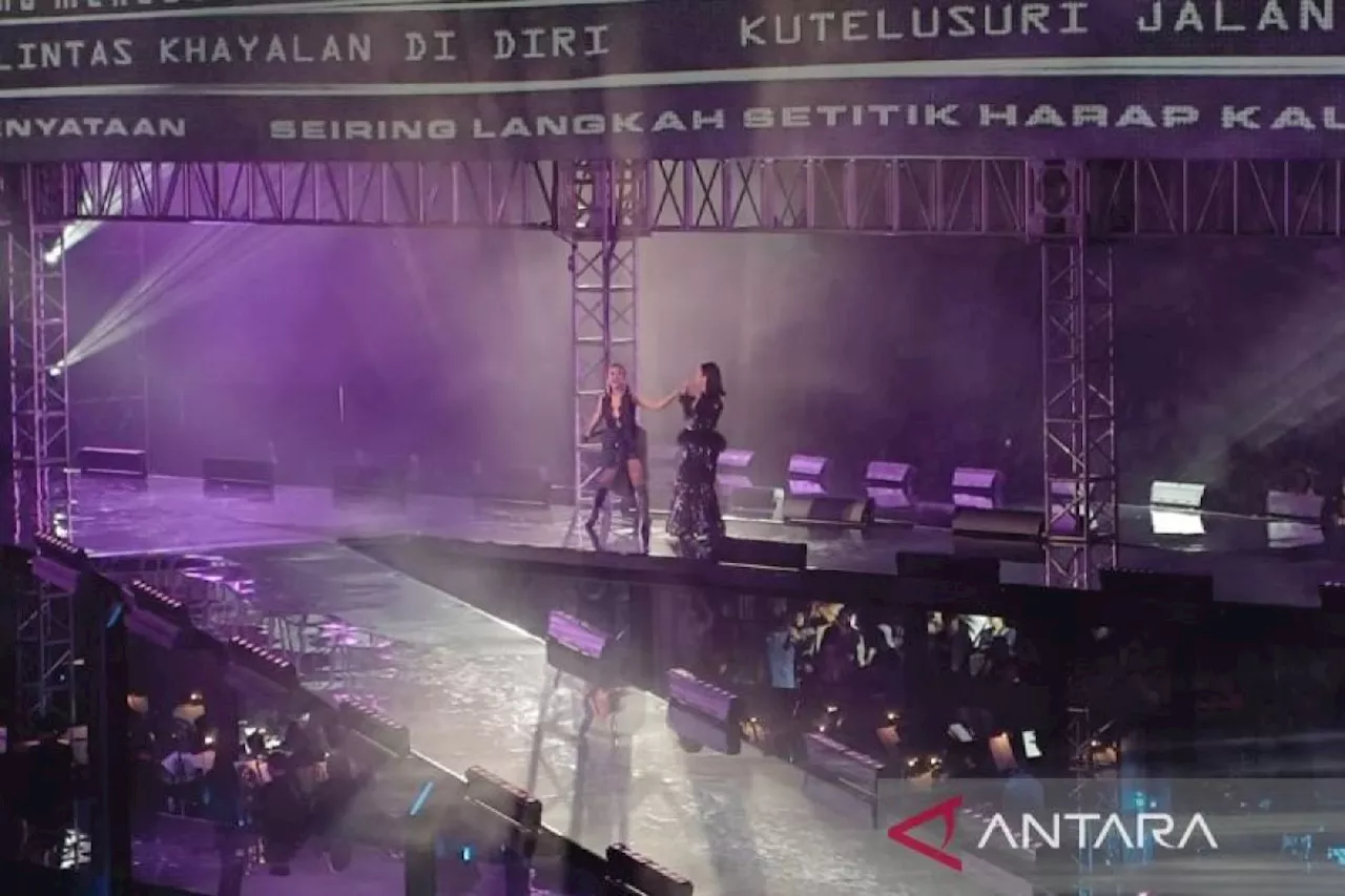 Duet kompak penyanyi 3 Diva dan Super Girls di panggung Super Diva