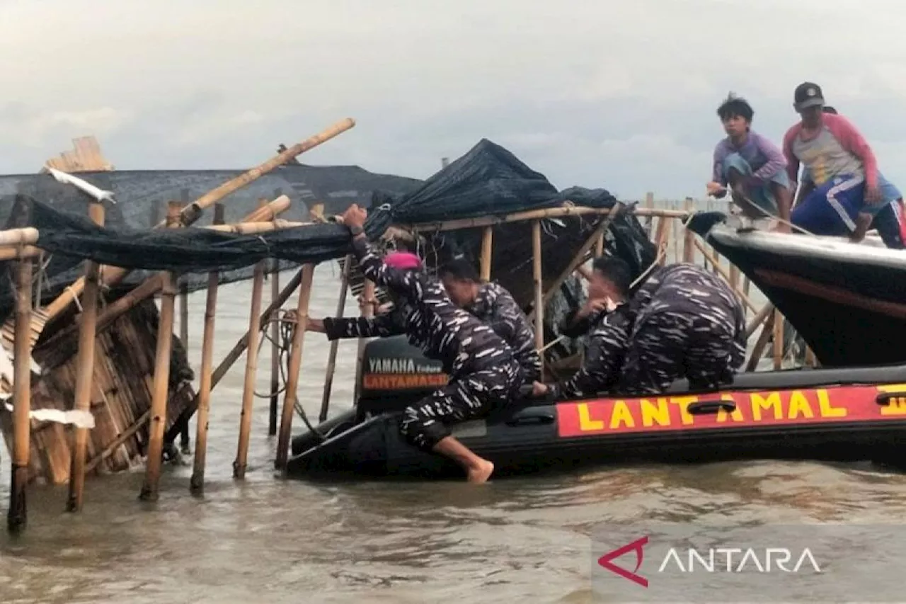 TNI AL bersama warga bongkar pagar laut di perairan Tangerang