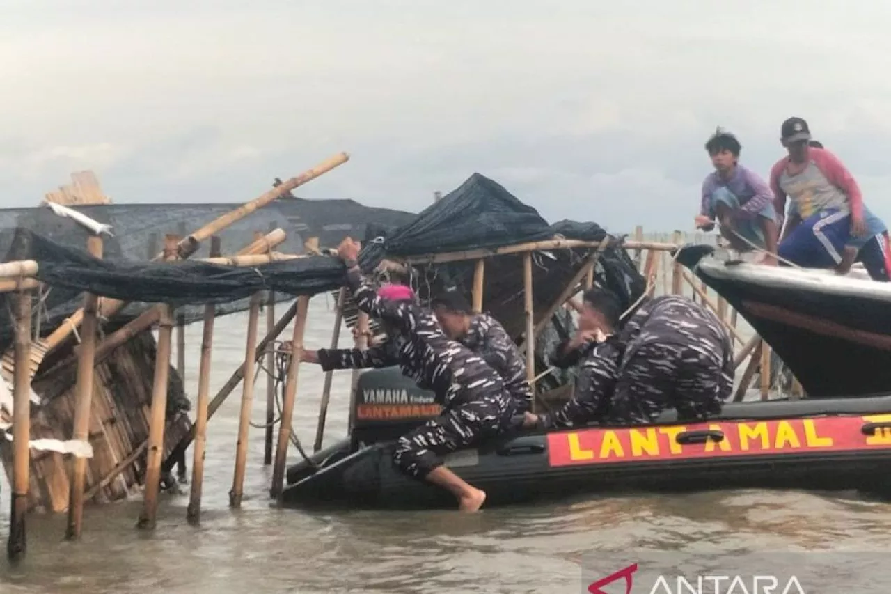 TNI AL dan Masyarakat Bongkar Pagar Laut di Tanjung Pasir