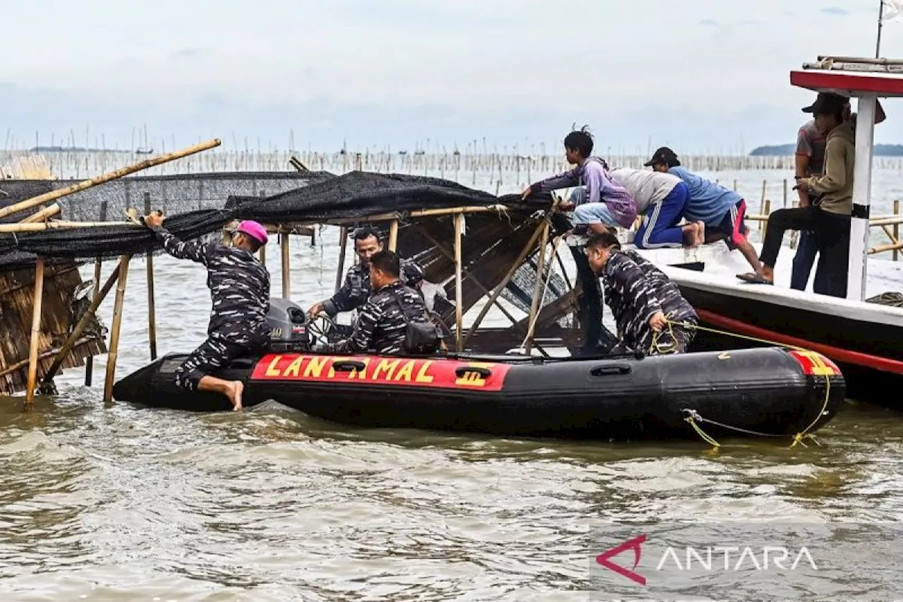 TNI dan Nelayan Bongkar Pagar Laut Tanjung Pasir