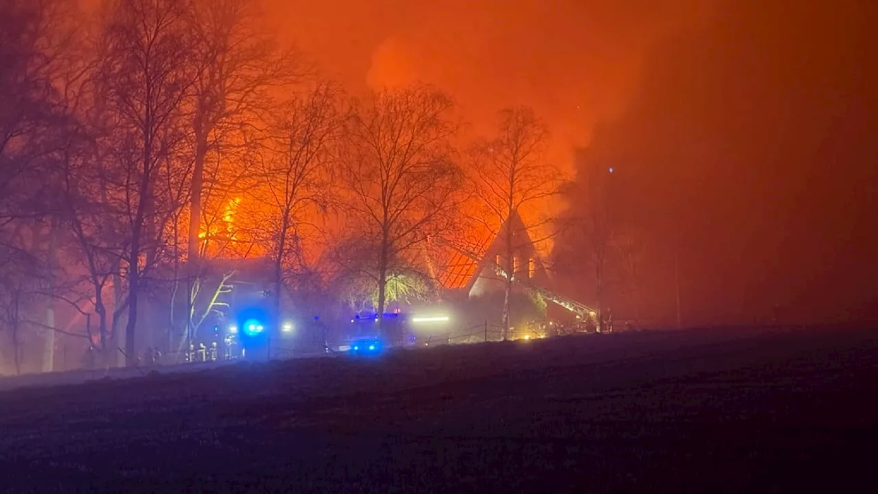 Feuerwehr im Großeinsatz: Bauernhof-Stall in Melle zerstört