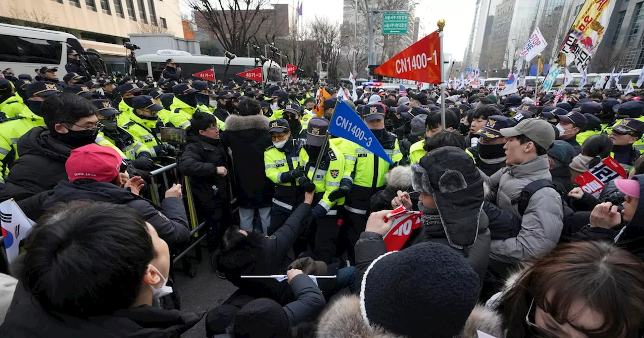 Tusentalls Yoon-støttespillere i Seoul etter presidentens arrestasjon