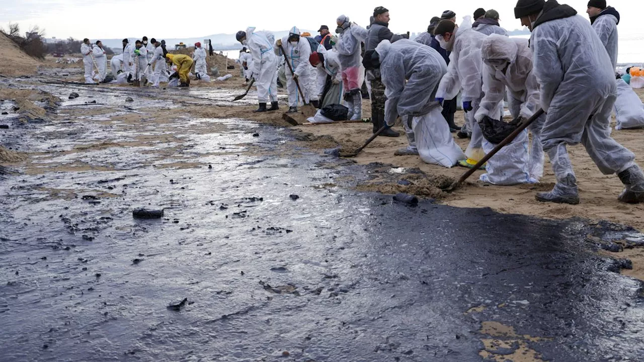 Ölklumpen an Badestränden: Russland kämpft nach Tankerunglück gegen Ölkatastrophe