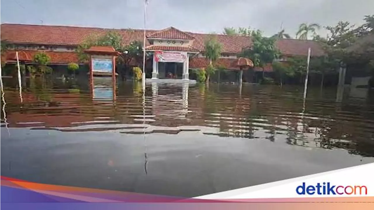 Banjir Rendam Puluhan Sekolah di Brebes, Aktivitas Belajar Terganggu