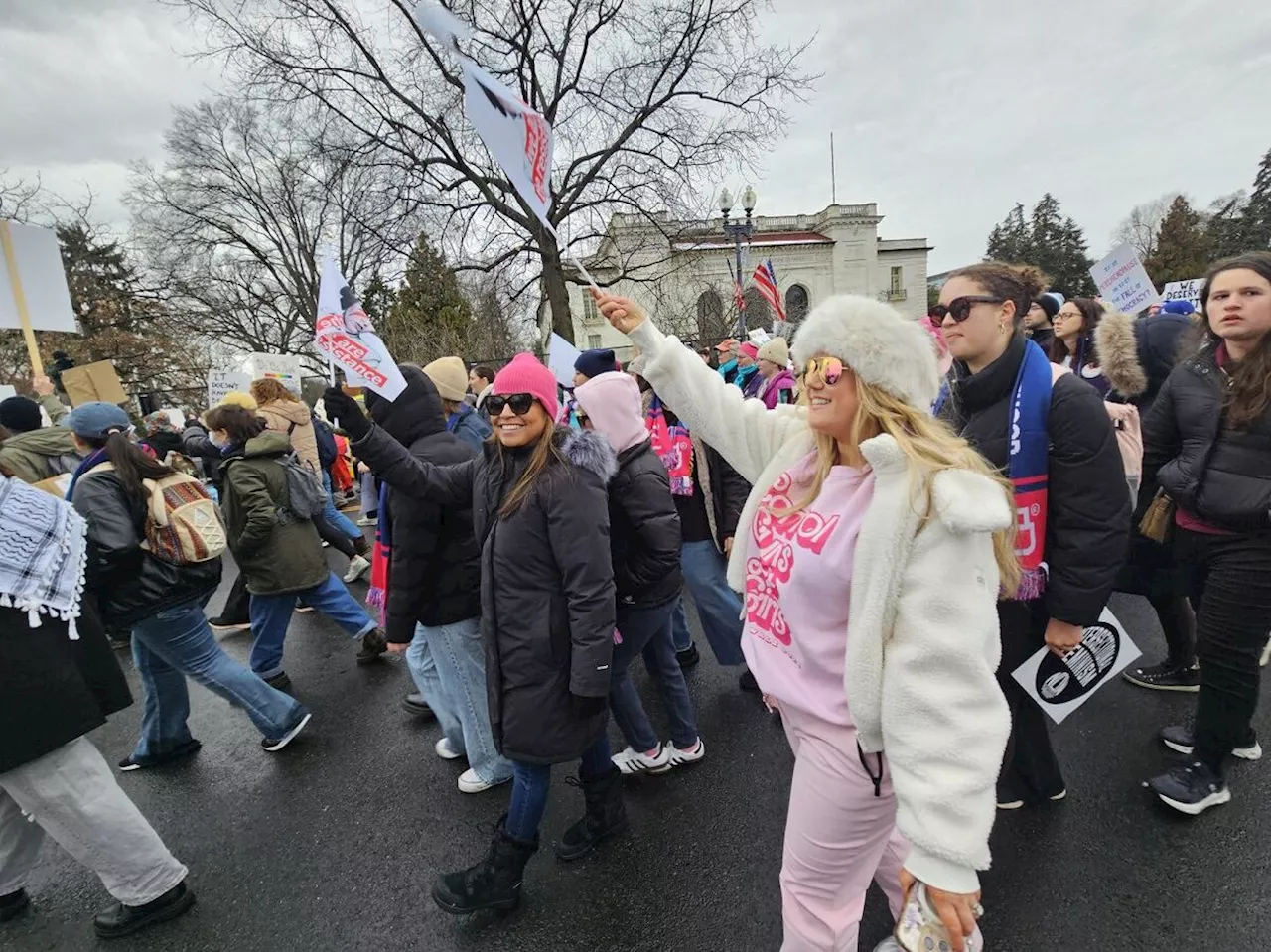 Marcha del Pueblo en EU: miles protestan contra llegada de Trump; “esto me da esperanza”, “empodera”, dicen asistentes