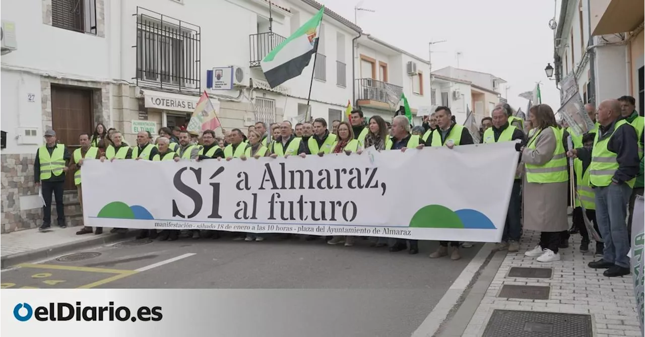 Miles de extremeños se manifiestan en defensa de la continuidad de la central nuclear de Almaraz