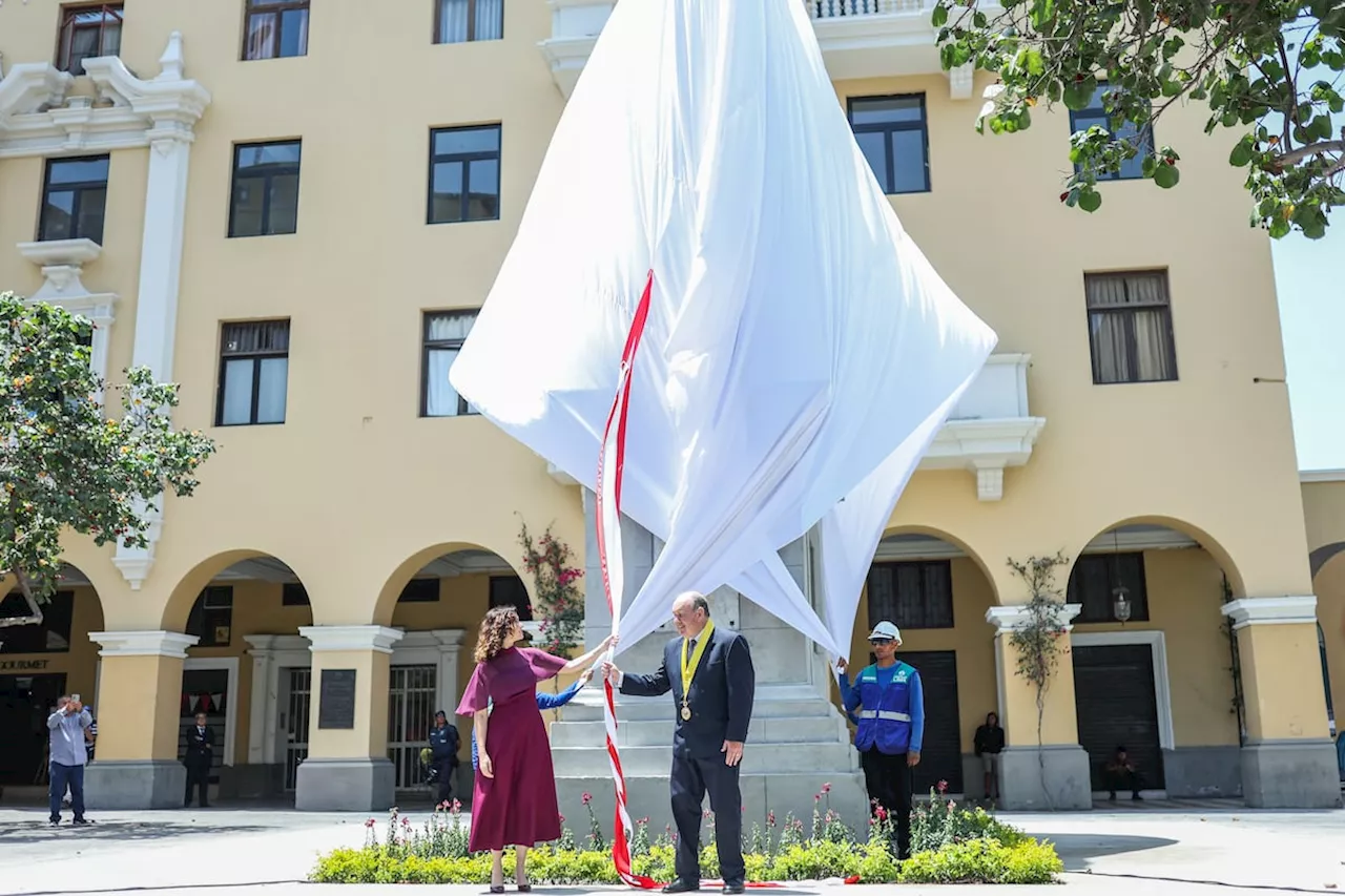 De “padre de Perú” a “usurpador y asesino”: vuelve al centro de Lima la estatua de Francisco Pizarro