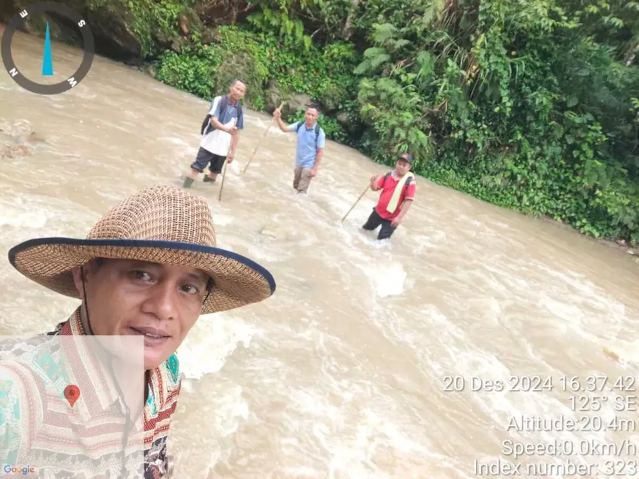 Guru 13 Kali Menyeberangi Sungai untuk Mengajar di Pedalaman Nias