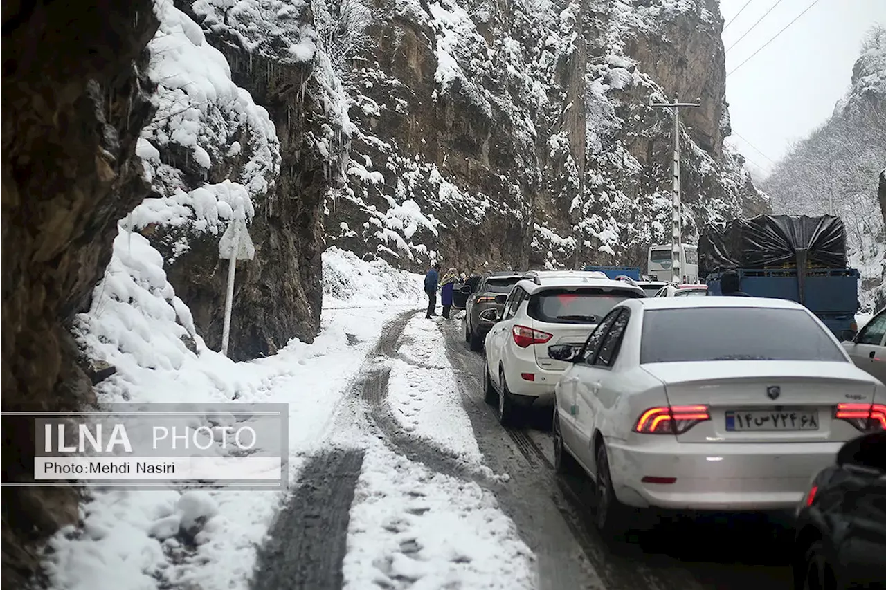 بارش برف و باران و ترافیک نیمه‌سنگین در جاده‌های کشور/ رانندگان احتیاط کنند