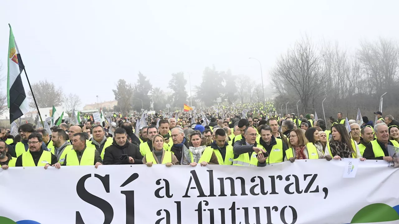 7.000 personas se manifiestan en defensa de la central nuclear de Almaraz