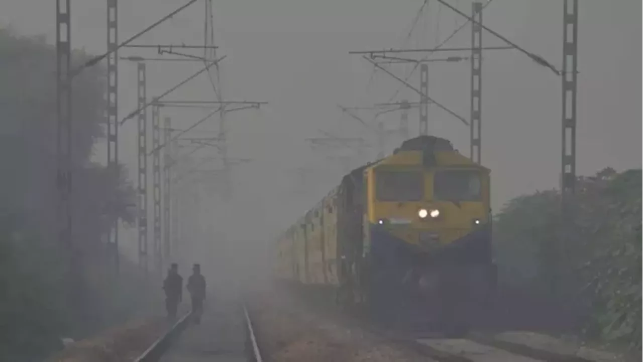 Train Delay: कोहरे के कारण ट्रेनें हुईं लेट, यात्रियों को हो रही परेशानी; देखें पूरी लिस्ट