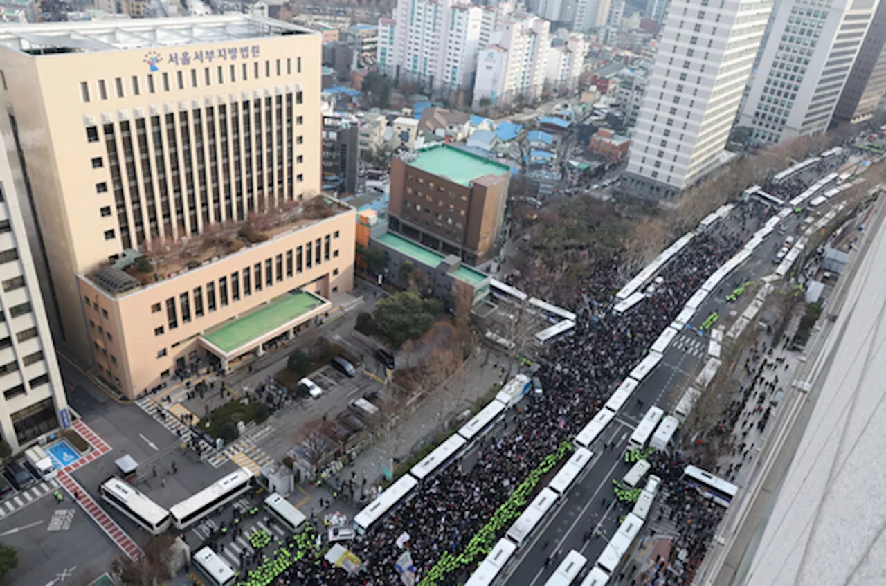 尹지지자 '경찰 밀어내자' 10차선 점거…법원 월담 17명 체포