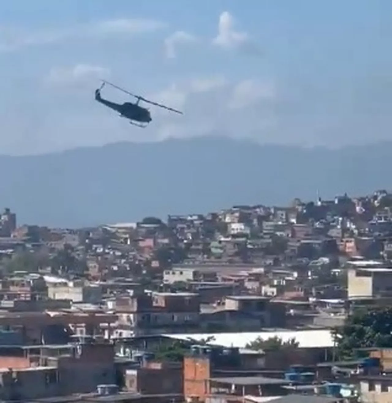 Polícia Civil realiza operação no Complexo da Maré para procurar veículo clonado que imita viatura