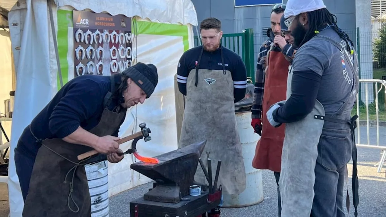 Les maréchaux-ferrants parlent de leur métier dans les allées du salon Cheval Passion à Avignon