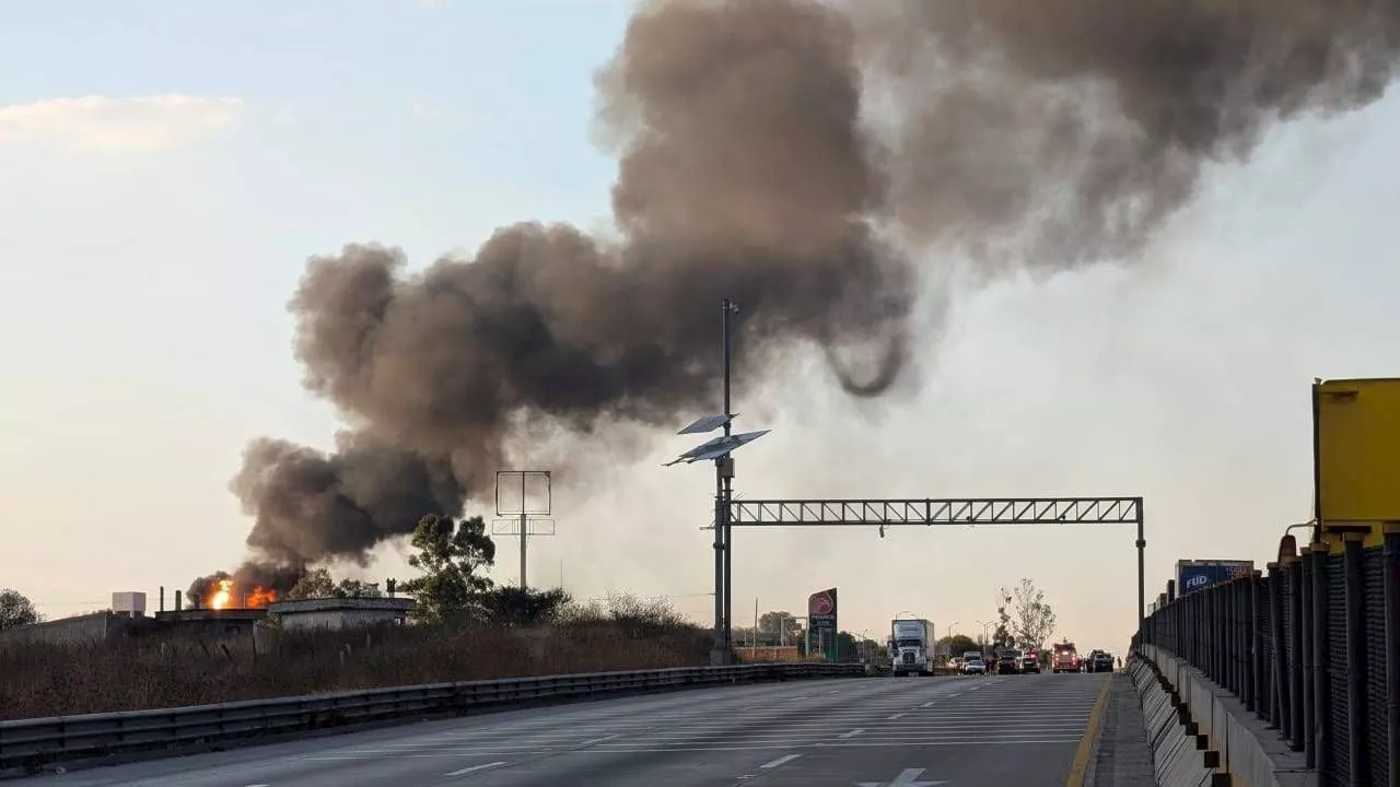 Incendio arrasa zona industrial de Tepeji; cierran autopista México-Querétaro por seguridad