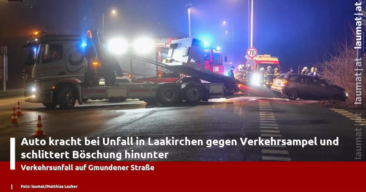 Auto kracht bei Unfall in Laakirchen gegen Verkehrsampel und schlittert Böschung hinunter