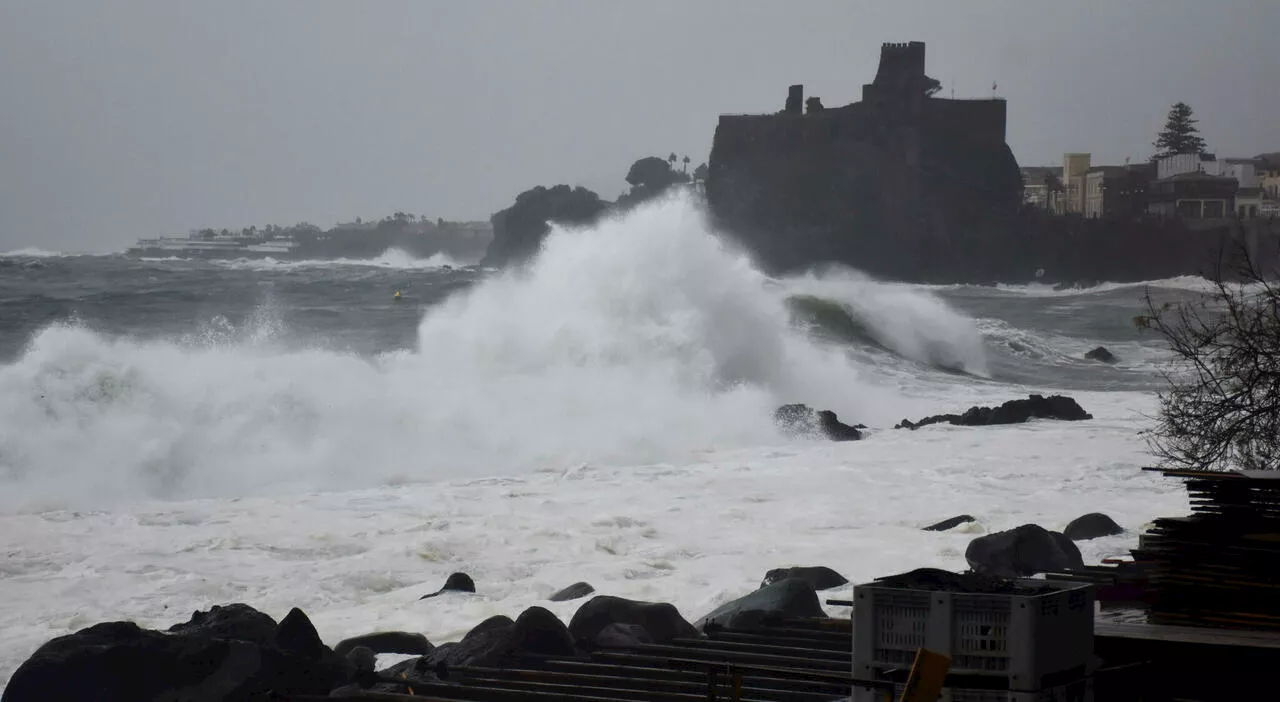 Maltempo, oggi allerta rossa in Sardegna e arancione in Calabria: danni al Centro-Sud