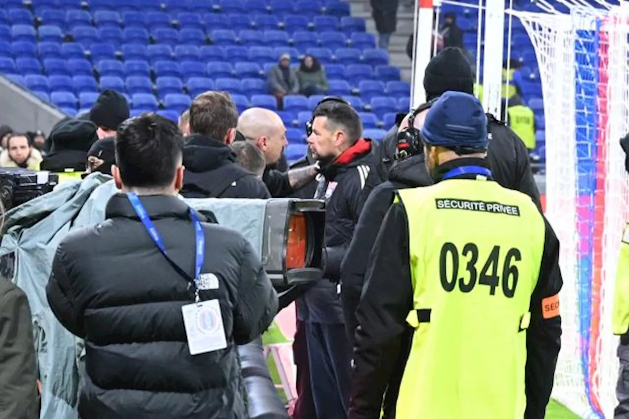 Les joueurs de l'OL réprimandés par des supporters après le match poussif contre Toulouse