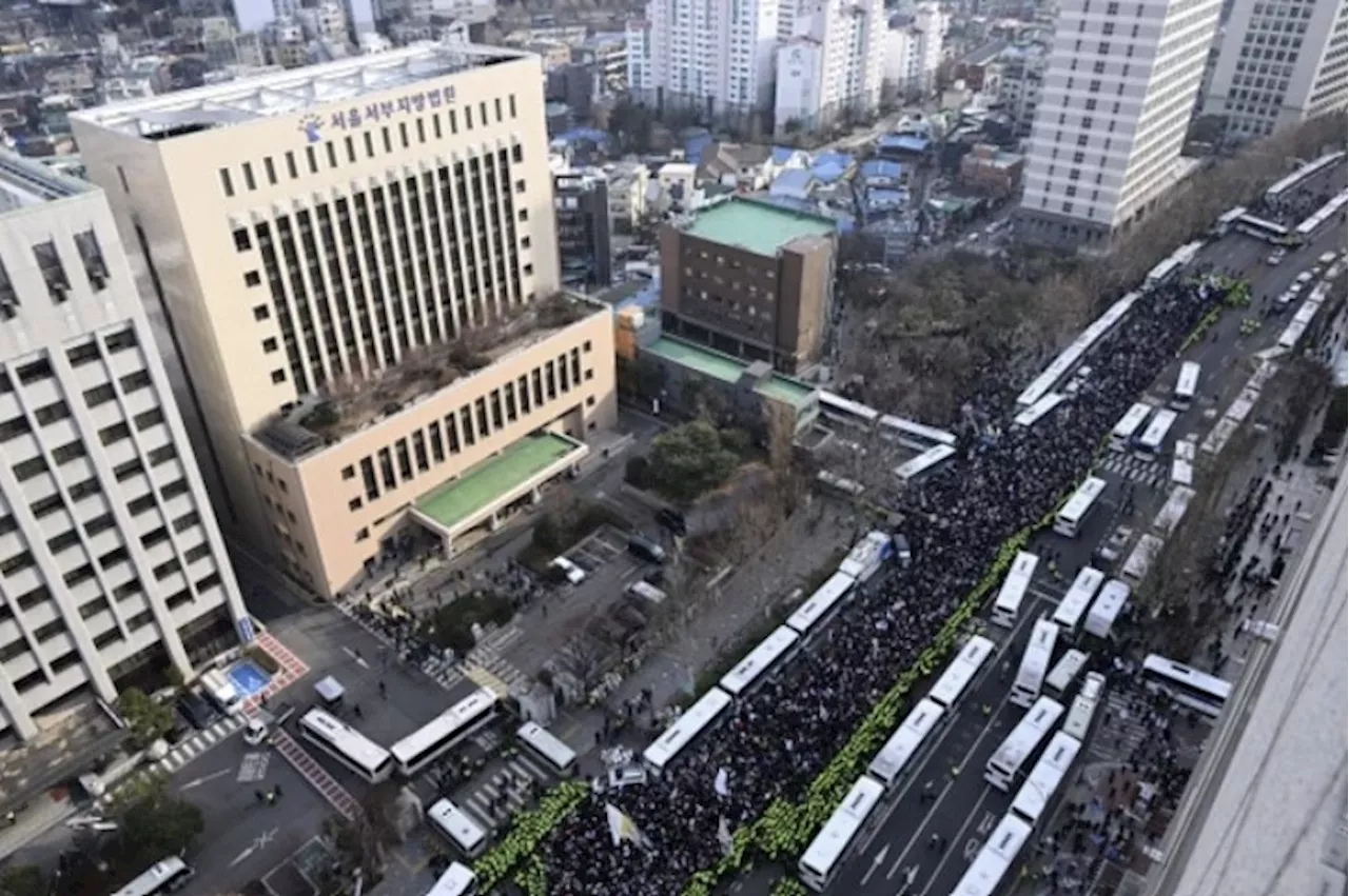 윤석열 대통령 지지자, 서부지법 점거…광화문 집회 참석자들도 이동