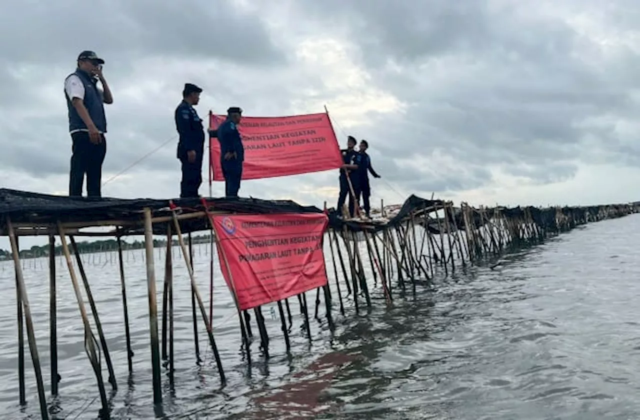 TNI AL dan Warga Bongkar Pagar Laut di Tangerang