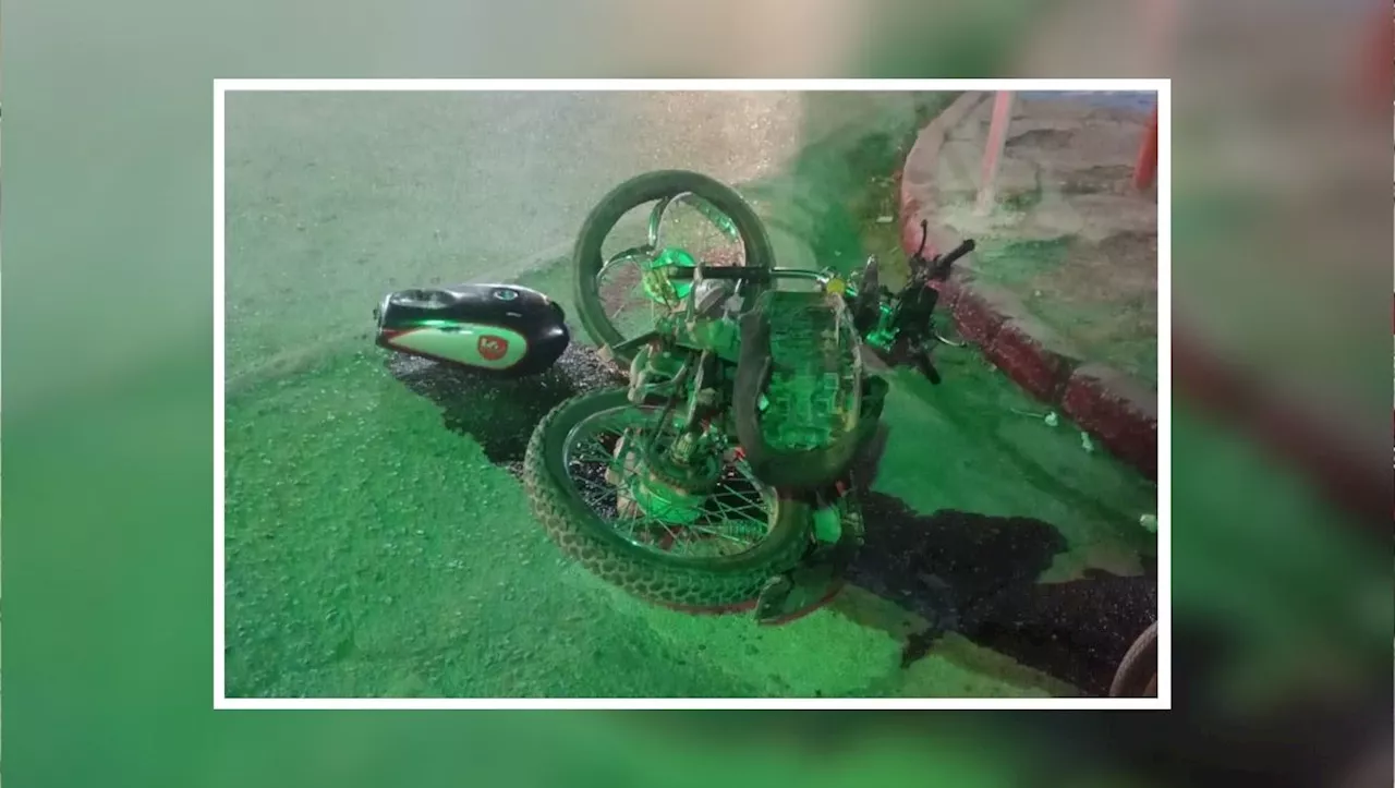 Motociclista de 14 años choca contra auto al pasarse un rojo en La Laguna