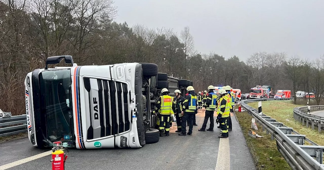 A2-Abfahrt im Kreis Gütersloh wieder frei – Lkw mit Schweinehälften umgekippt