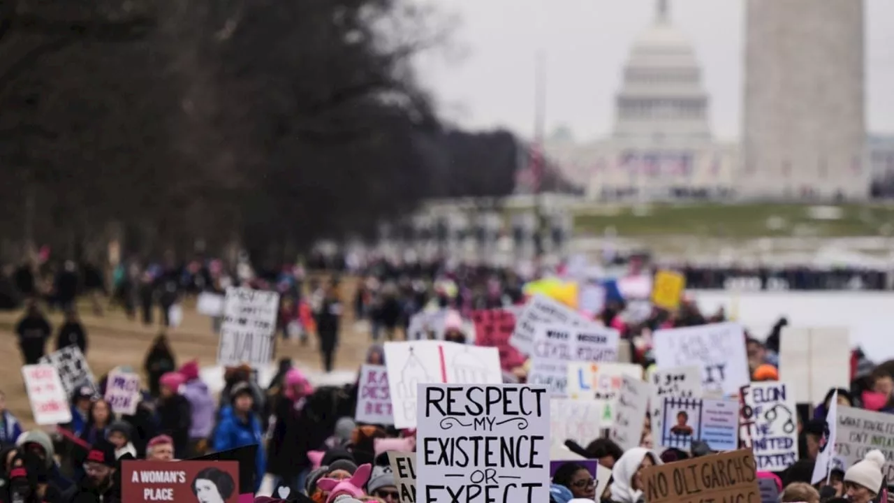 Decenas de miles de personas se manifiestan en Washington, previo a la investidura de Trump