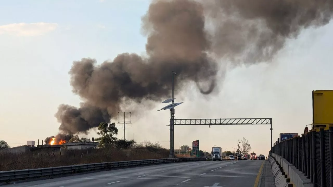 Fuga e incendio en poliducto de Hidalgo causa evacuación y cierre de autopista México-Querétaro