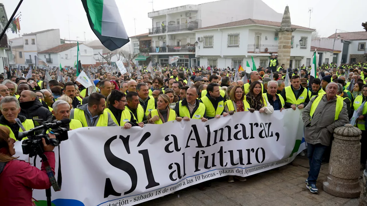 Miles de personas muestran su oposición al cierre de la central nuclear de Almaraz, mientras el Gobierno apunta a una 'decisión empresarial'