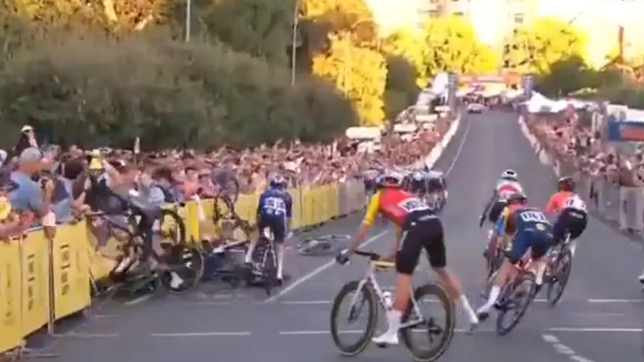 Grand Crash Au Début du Tour Down Under