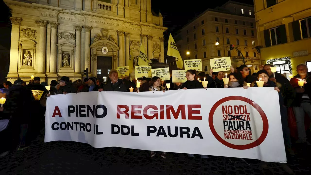 Ddl sicurezza, fiaccolata a Roma contro 'il buio del regime'